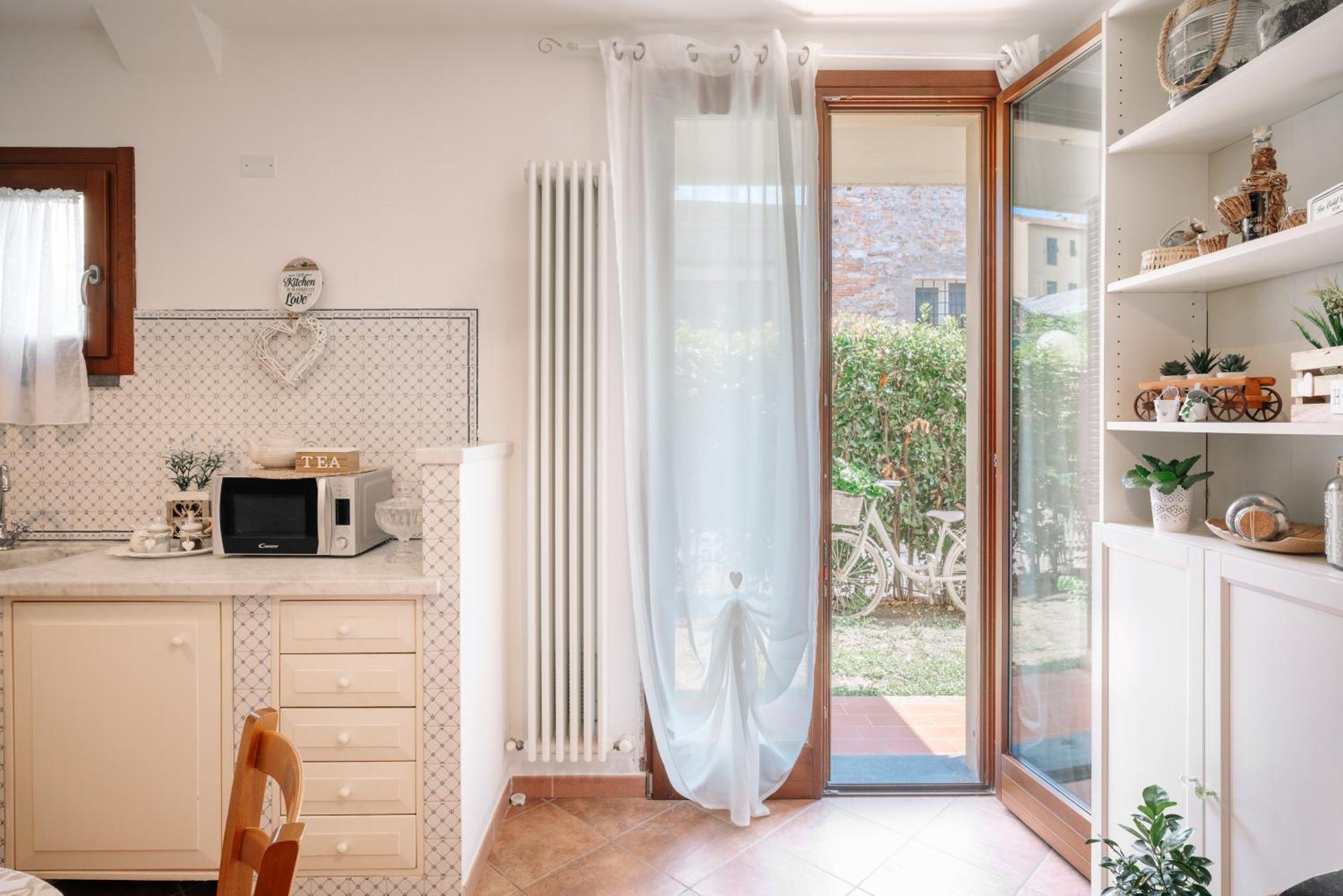 Ema'S Guest House ルッカ エクステリア 写真